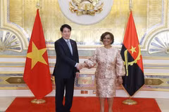 Le président vietnamien Luong Cuong et la présidente de l’Assemblée nationale angolaise Carolina Cerqueira se serrent la main, à Luanda, le 7 août. Photo : VNA