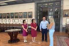La délégation de l’ambassade du Vietnam en Grèce travaille avec Chalkias Konstantinos, maire adjoint de Rhodes chargé de l’économie, des finances et du patrimoine culturel. Photo : VNA