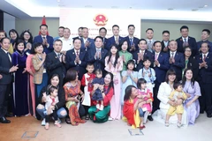 Le président Luong Cuong, son épouse et la délégation de haut rang du Vietnam posent avec le personnel de l'ambassade du Vietnam et des représentants de la communauté vietnamienne en Angola, le 7 août. Photo : VNA