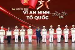 Le Premier ministre Pham Minh Chinh décerne le titre de Héros des Forces armées populaires et l'Ordre de défense de la Patrie de première classe aux collectifs et aux individus ayant accompli des exploits exceptionnels. Photo : VNA