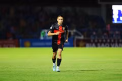 Le footballeur Chung Nguyen Do porte le maillot du club de Ninh Binh. Photo : NDEL
