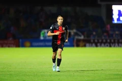 Le footballeur Chung Nguyen Do porte le maillot du club de Ninh Binh. Photo : NDEL