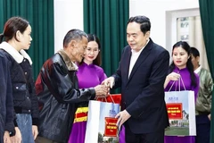 Le président de l’Assemblée nationale, Trân Thanh Mân offre des cadeaux aux familles bénéficiaires de politiques sociales, dans le district de Thach Hà, province de Hà Tinh, le 27 décembre. Photo: VNA