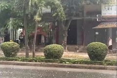 Des billes de glace observées sur des routes de la commune de Doài Phuong, à Hanoi, le 29 mars. Photo : kinhtemoitruong.vn