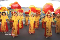 La délégation vietnamienne ouvre la marche du Défilé international de Macao 2026. Photo: VNA