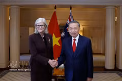 Le secrétaire général du Parti communiste du Vietnam et président de la République, Tô Lâm, et la gouverneure générale d'Australie Sam Mostyn, lors de la cérémonie d'accueil, à Canberra, 11 août 2026, à Canberra. Photo : VNA