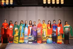 La collection "Le monde tel que je le vois". Les Miss internationales brillent dans la tunique vietnamienne. Photo: baoquangninh.vn
