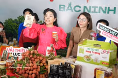 Vente en direct des litchis et des produits agricoles OCOP (À chaque commune son produit) de la province de Bac Ninh. Photo : VNA
