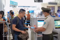 Passagers utilisant VNeID au point de contrôle des pièces d'identité. Photo: VNA