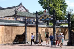 Touristes australiens visitant l’ancienne cité impériale de Huê. Photo : VNA