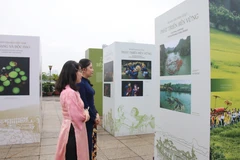 Visiteuses à l’exposition « Patrimoine culturel vietnamien : de la tradition à la modernité », à Hô Chi Minh-Ville. Photo : VNA