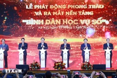 Le Premier ministre Pham Minh Chinh (4e à partir de la gauche) donne le coup d’envoi du mouvement «Alphabétisation numérique pour tous». Photo : VNA