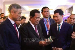 Le président du Sénat du Cambodge, Samdech Techo Hun Sen, visite les stands présentant les entreprises vietnamiennes implantées au Cambodge lors de la cérémonie. Photo : VNA