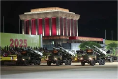 Unité de véhicules militaires sur la place de Ba Dinh. Photo: VNA