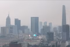 À Hô Chi Minh-Ville, les immeubles de grande hauteur sont enveloppés d'un épais brouillard de pollution, les concentrations de particules fines dépassant régulièrement les seuils de sécurité. Photo : VNA