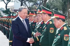 Le secrétaire général du Parti Tô Lâm avec les officiers et soldats du Corps d’armée 34, dans la province de Gia Lai, le 6 janvier. Photo: VNA