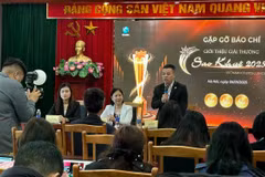 L’Association vietnamienne des services de logiciels et de technologies de l’information (VINASA) présente le prix Sao Khuê 2025, à Hanoi, le 6 janvier. Photo: VTV