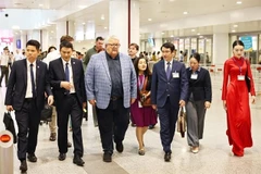 Le président de la Chambre des représentants de Nouvelle-Zélande, Gerry Brownlee, à so, arrivée à l’aéroport international de Nôi Bài, le 27 août. Photo VNA