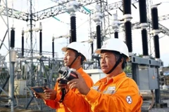 Des électriciens de la province de Soc Trang, dans le delta du Mékong, vérifient les lignes et les équipements électriques. Photo: VNA