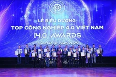 La vice-présidente de l’Assemblée nationale, Nguyên Thi Thanh (au premier plan, cinquième à partir de la gauche), et le président de l’Union vietnamienne des associations scientifiques et technologiques, Phan Xuân Dung, aux côtés des entreprises récompensées aux Prix Industrie 4.0. Photo : VNA