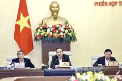 Le président de l’Assemblée nationale Trân Thanh Mân (centre) lors de la 42e réunion du Comité permanent de l’Assemblée nationale. Photo : VNA