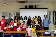 La vice-ministre des Affaires étrangères Lê Thi Thu Hang offre des livres aux enseignants et aux élèves d’une classe de langue vietnamienne. Photo : VNA