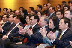 Le secrétaire général Tô Lâm et son épouse, le vice-Premier ministre singapourien Heng Swee Keat et l’épouse de celui-ci, et les délégués assistent à un concert à l'Université nationale de Singapour. Photo: VNA