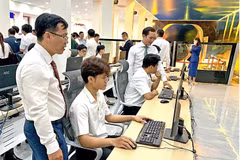 Des étudiants dans la salle de simulation de contrôle et d'exploitation des lignes ferroviaires à grande vitesse de l'Université des transports et des communications de Hô Chi Minh-Ville. Photo : tuoitre.vn)