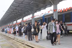 Passagers à la gare de Hai Phong, dans le Nord. Photo : VNA