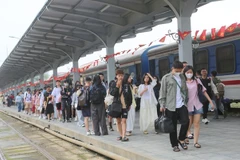 Passagers à la gare de Hai Phong, dans le Nord. Photo : VNA