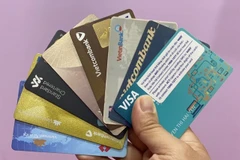 Depuis le 1er juillet, toutes les transactions nationales par carte à bande magnétique, y compris la bande des cartes à puce hybrides, sont désactivées. Photo : baotintuc.vn
