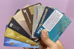 Depuis le 1er juillet, toutes les transactions nationales par carte à bande magnétique, y compris la bande des cartes à puce hybrides, sont désactivées. Photo : baotintuc.vn