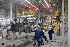 Les ouvriers assemblent des voitures sur la chaîne de production de l'usine Hyundai Thanh Cong 2. Photo : VNA