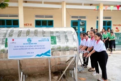 Des élèves à Ninh Thuân bénéficient d’un accès à l’eau potable grâce au projet « L’eau, c’est la vie ». Photo : ONU Femmes