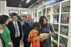 La vice-ministre des Affaires étrangères Lê Thi Thu Hang (droite) a assisté à la cérémonie d'inauguration d’une "Bibliothèque vietnamienne" le 20 juillet 2024 en France. Photo : VNA