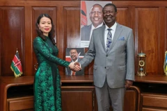 La vice-ministre vietnamienne des Affaires étrangères Nguyên Minh Hang (à gauche) et le premier secrétaire du cabinet kényan et secrétaire du cabinet pour les Affaires étrangères et la Diaspora, Musalia Mudavadi. Photo: VNA 