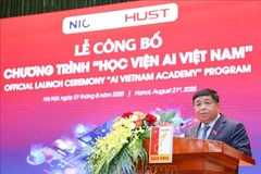Le vice-Premier ministre Nguyên Chi Dung s’exprime lors de la cérémonie, à Hanoi, le 21 août. Photo : VNA