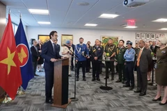 L’ambassadeur Dô Hung Viêt, chef de la Mission permanente du Vietnam à l’ONU, et les délégués lors de la cérémonie, à New York, le 20 août. Photo : VNA