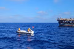Opération de remorquage pour le bateau de pêche QNg 90251 TS. Photo diffusée par la VNA