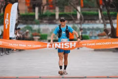 Vàng A Tung franchit la ligne d'arrivée de l'Ultra Trail Ha Giang 2026 avec des résultats impressionnants, le 4 avril dans la province de Tuyên Quang. Photos : Race Jungle