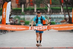 Vàng A Tung franchit la ligne d'arrivée de l'Ultra Trail Ha Giang 2026 avec des résultats impressionnants, le 4 avril dans la province de Tuyên Quang. Photos : Race Jungle