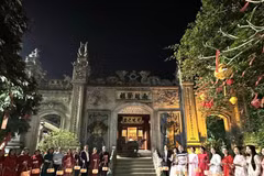 Le circuit nocturne «Temple des rois Hùng – racines sacrées» est un nouveau produit touristique de la terre ancestrale de Phu Tho. Photo: tienphong.vn