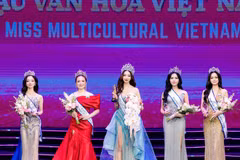 Hà Linh (centre) et ses dauphines. Photos: Comité d'organisation