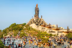 Le mont Bà Den (Dame Noire) dans la province de Tây Ninh (Sud) Connue comme la destination spirituelle la plus célèbre du Sud. Photo: VNA