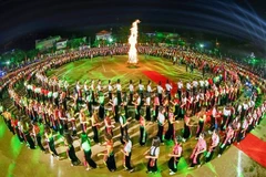 Lors de la cérémonie d'ouverture du Festival culturel et touristique de Mường Lò dans la province de Yên Bái en septembre 2019, 5.000 personnes se sont rassemblées pour exécuter la danse folklorique, établissant un record du monde Guinness. Photo: VOV