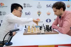 Lê Quang Liêm (à gauche) et l'Allemand Alexander Donchenko croisent le fer à la Coupe du monde d’échecs FIDE 2025. Photo : FIDE