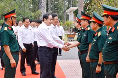 Le président de l’Assemblée nationale, Trân Thanh Mân (1er plan, au centre) avec des officiers et des soldats de la 9e division du 34e corps d’armée. Photo : VNA
