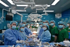 L'équipe des médecins de l'Hôpital pulmonaire central lors d'une opération de transplantation d'organe. Photo : VNA