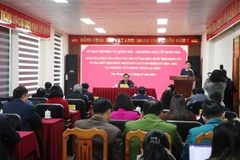 La délégation de travail du Comité permanent de l’Assemblée nationale et du Conseil national électoral travaille avec le Comité électoral n° 2 et le Comité électoral du quartier de Tan Phong sur les préparatifs électoraux. Photo: VNA