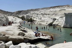 Plage de Sarakiniko sur l’île de Milos, en mer Égée, en Grèce. Photo : Greeka
